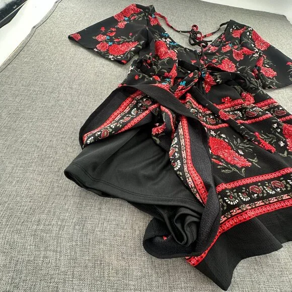 NEW! Miami By Francesca's Romper Small Floral V-Neck Black Red Figure Flattering - Picture 13 of 16